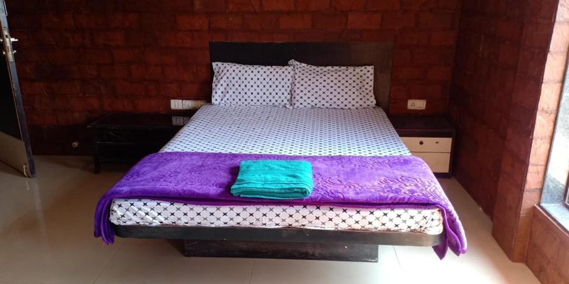 On Point Plaza Bed & Breakfast Murud  Exterior photo