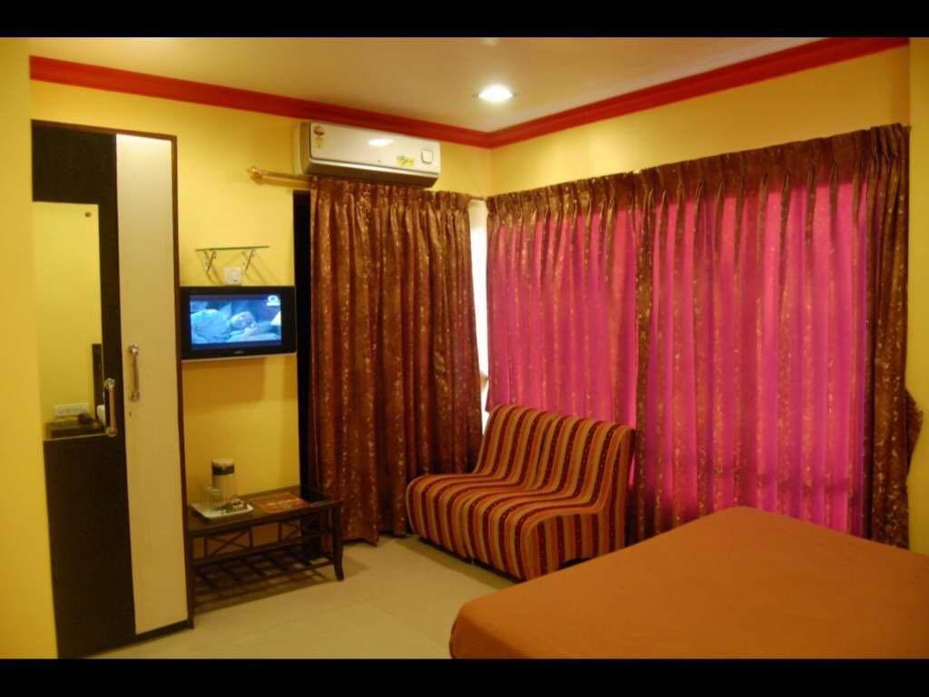 On Point Plaza Bed & Breakfast Murud  Exterior photo