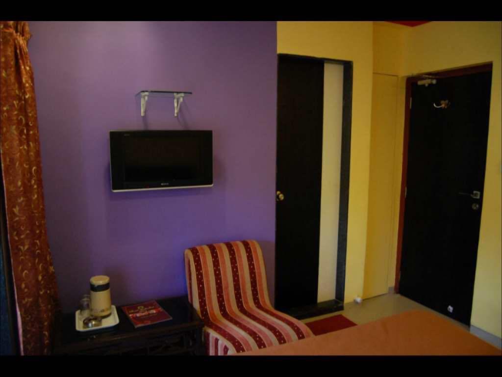 On Point Plaza Bed & Breakfast Murud  Exterior photo