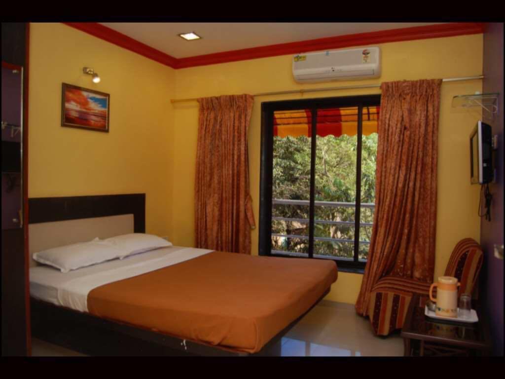 On Point Plaza Bed & Breakfast Murud  Exterior photo
